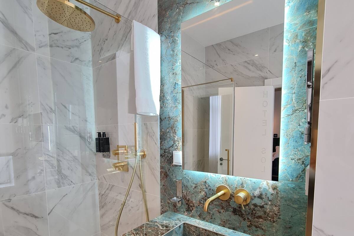 Kahden hengen gallery-huone | Kylpyhuone | Suihku, hiustenkuivaaja, bidee, pyyhkeet