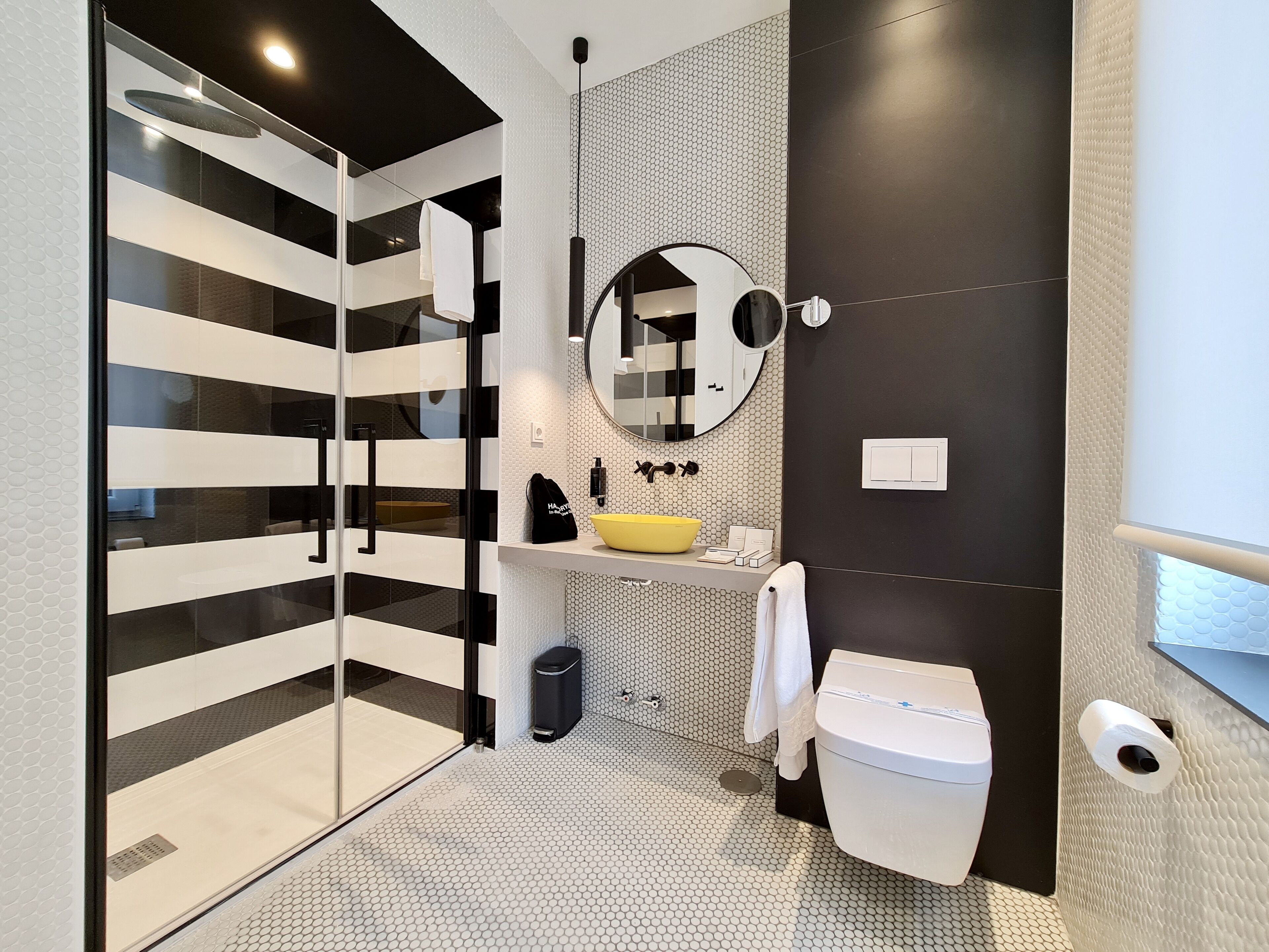 classic double room | bathroom | shower, hair dryer, bidet, towels
