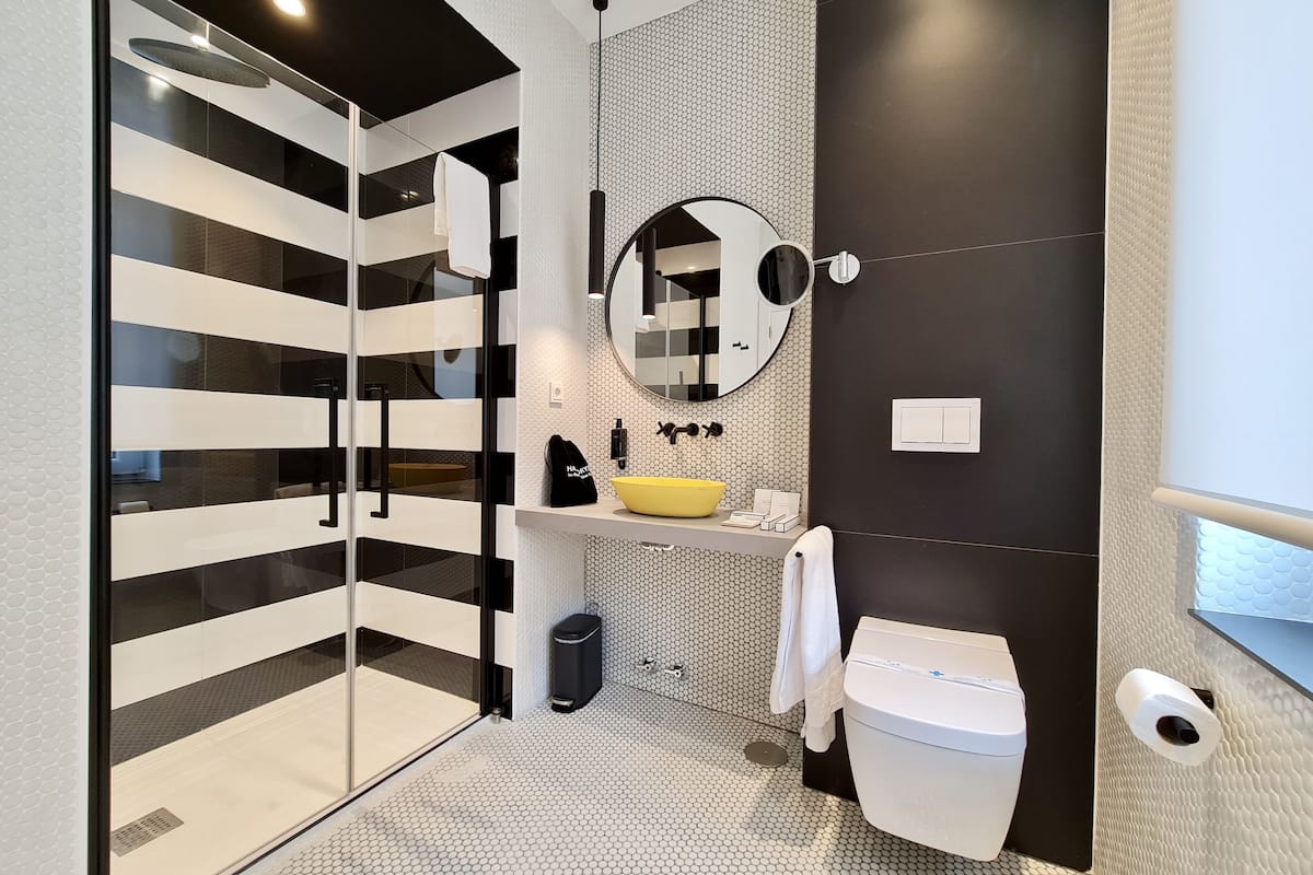 classic double room | bathroom | shower, hair dryer, bidet, towels