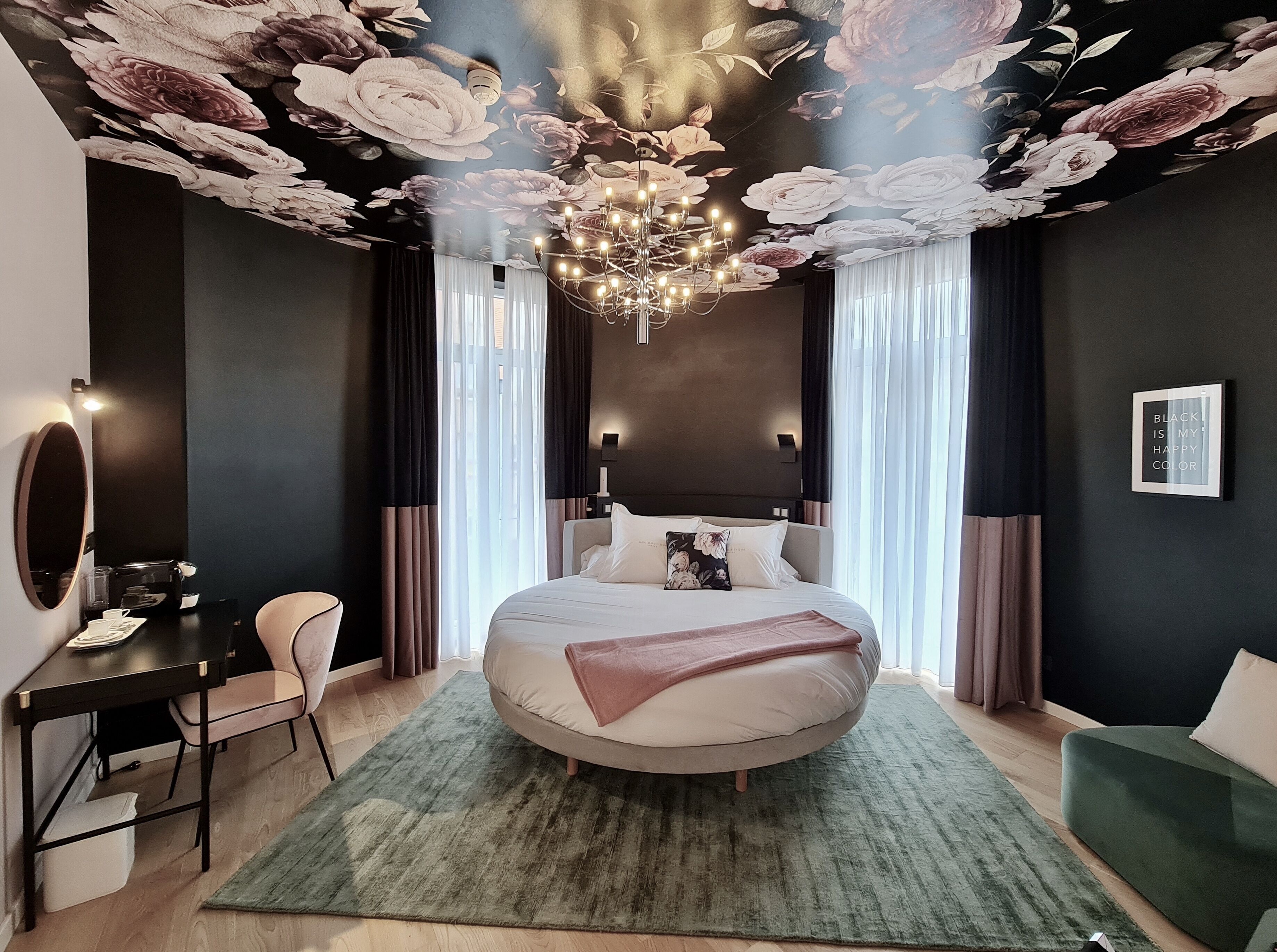 premium double room | premium bedding, individually decorated, individually furnished, desk