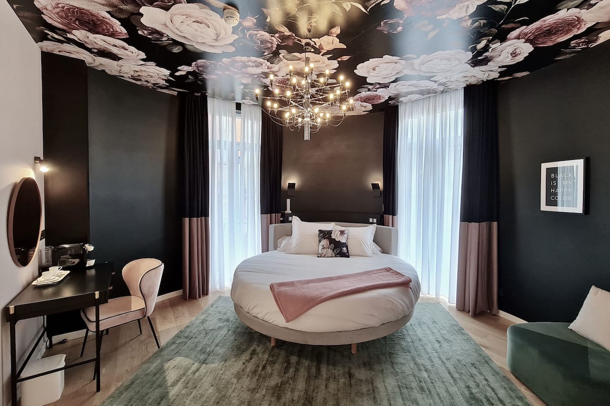 premium double room | premium bedding, individually decorated, individually furnished, desk