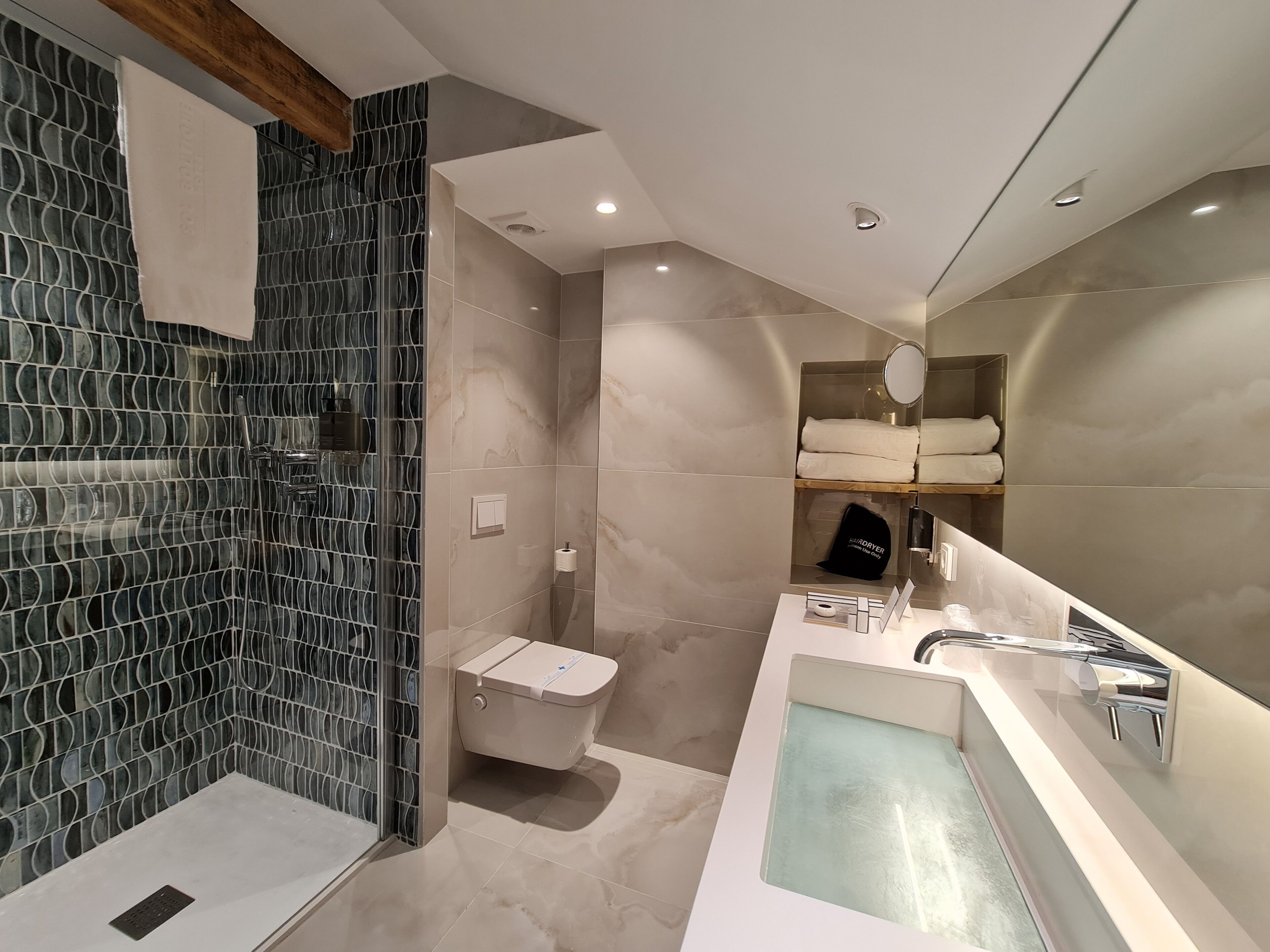 deluxe double room | bathroom | shower, hair dryer, bidet, towels