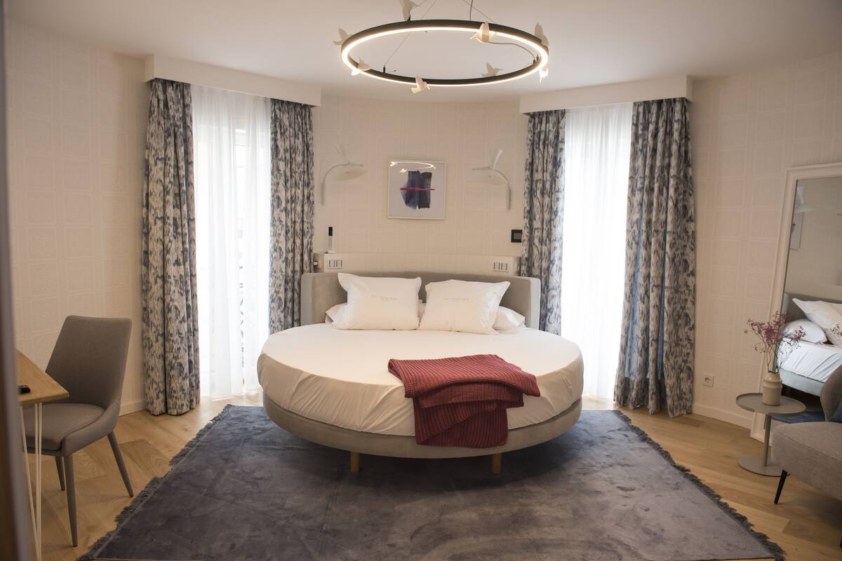 Ropa de cama de alta calidad y escritorio 