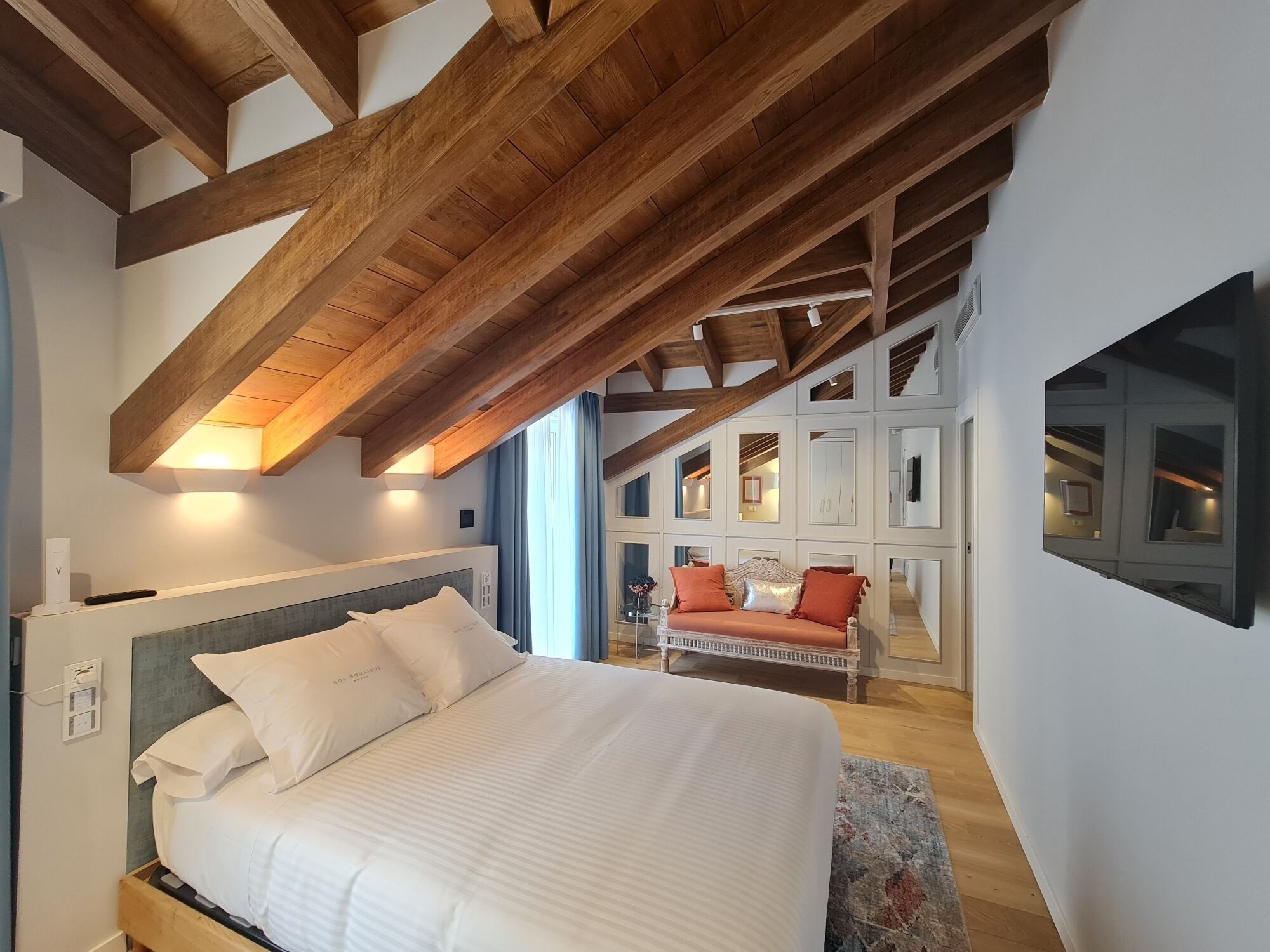 ห้องดีลักซ์ดับเบิล | เครื่องนอนระดับพรีเมียม, ห้องพักตกแต่งอย่างมีเอกลักษณ์