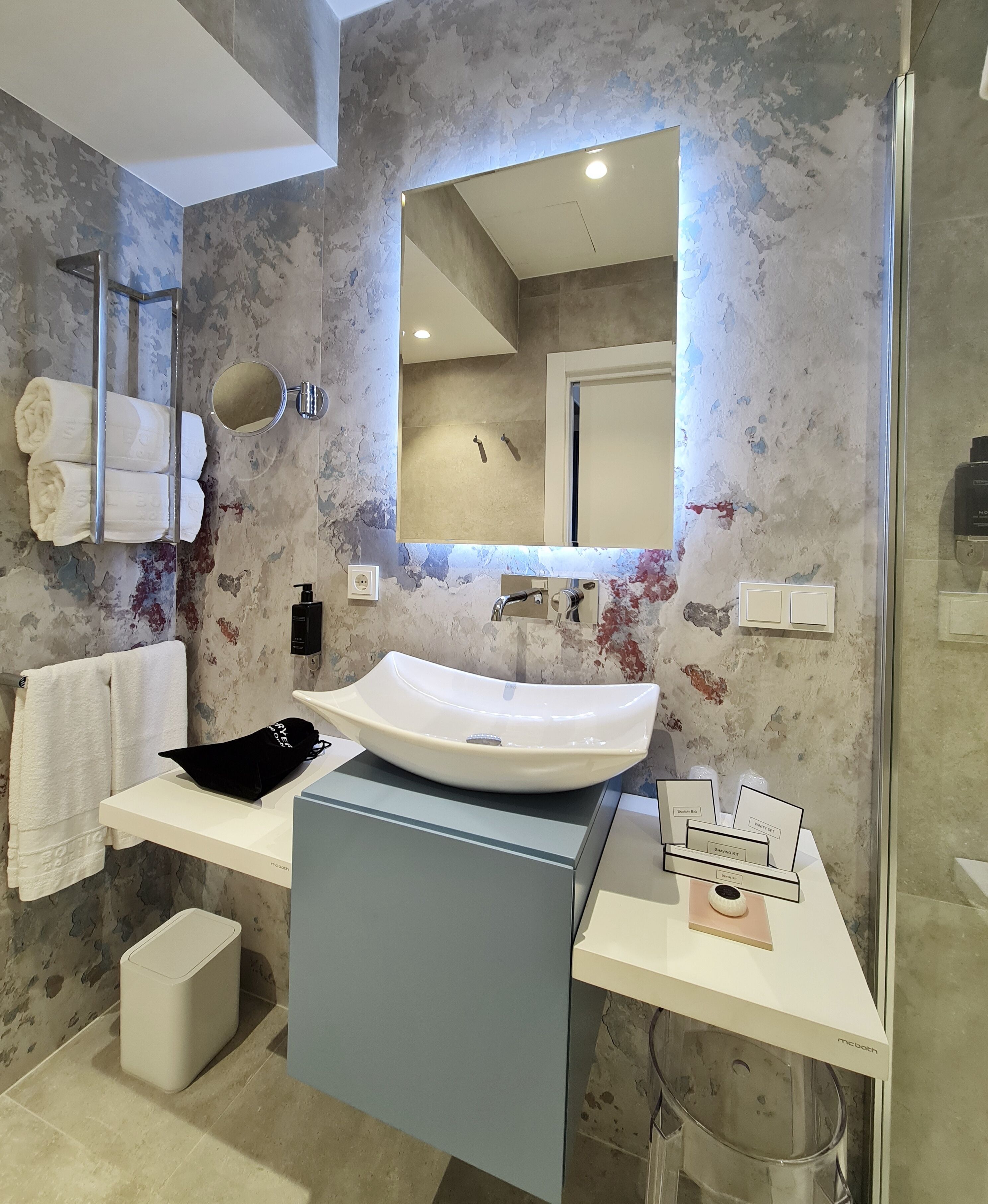 deluxe double room | bathroom | shower, hair dryer, bidet, towels