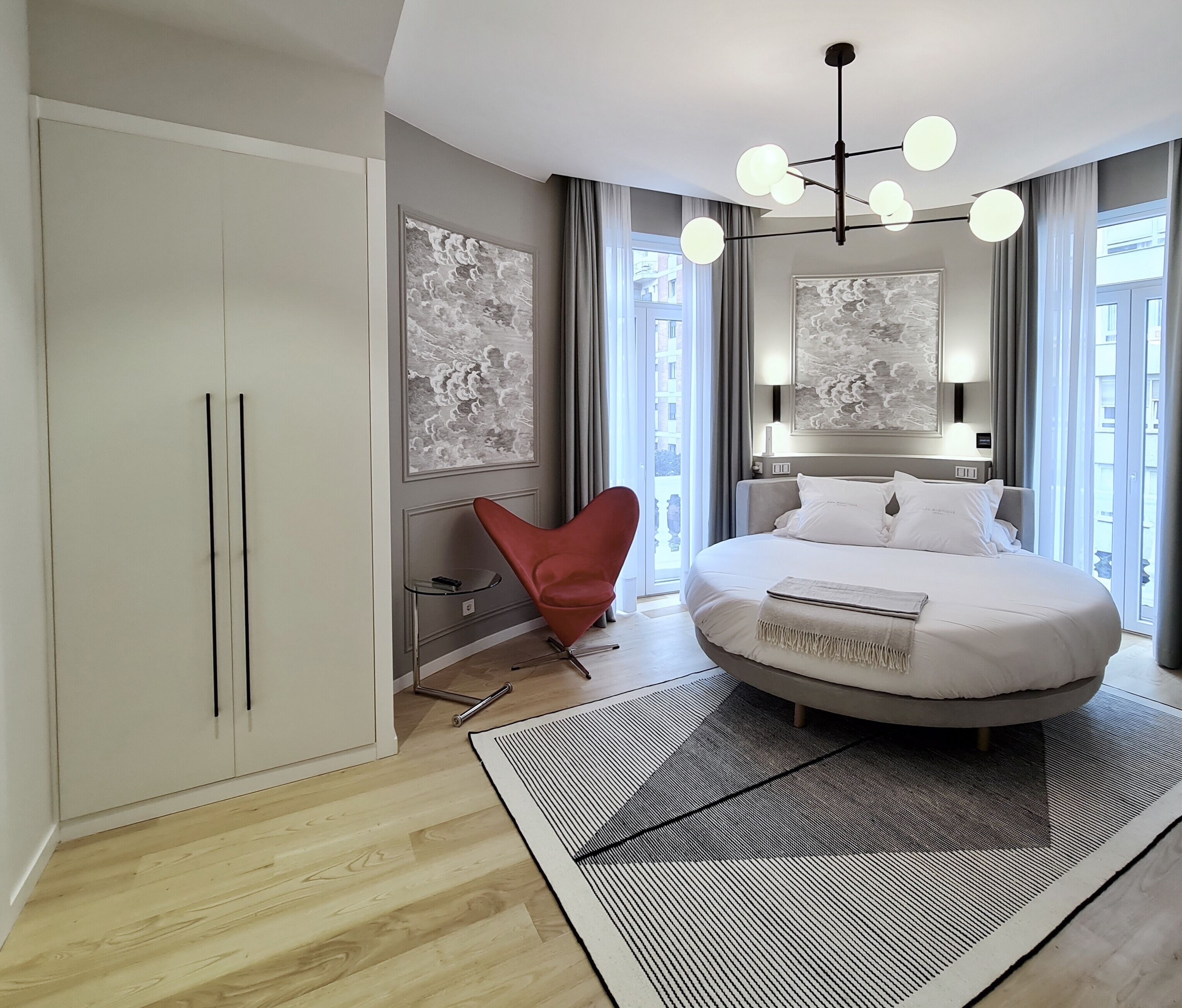 premium double room | premium bedding, individually decorated, individually furnished, desk