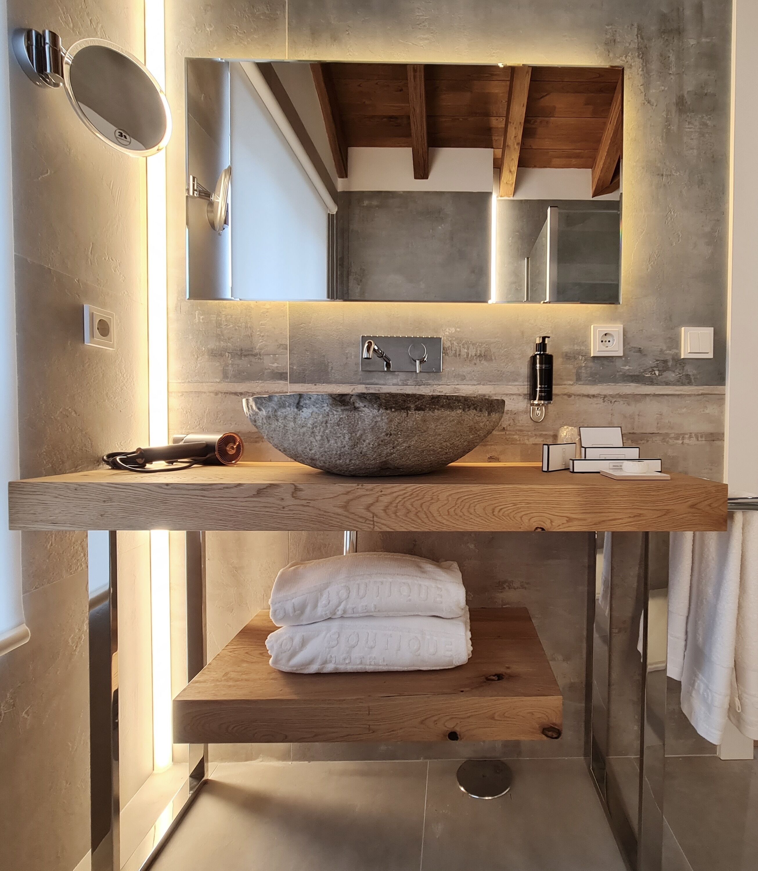 deluxe double room | bathroom | shower, hair dryer, bidet, towels