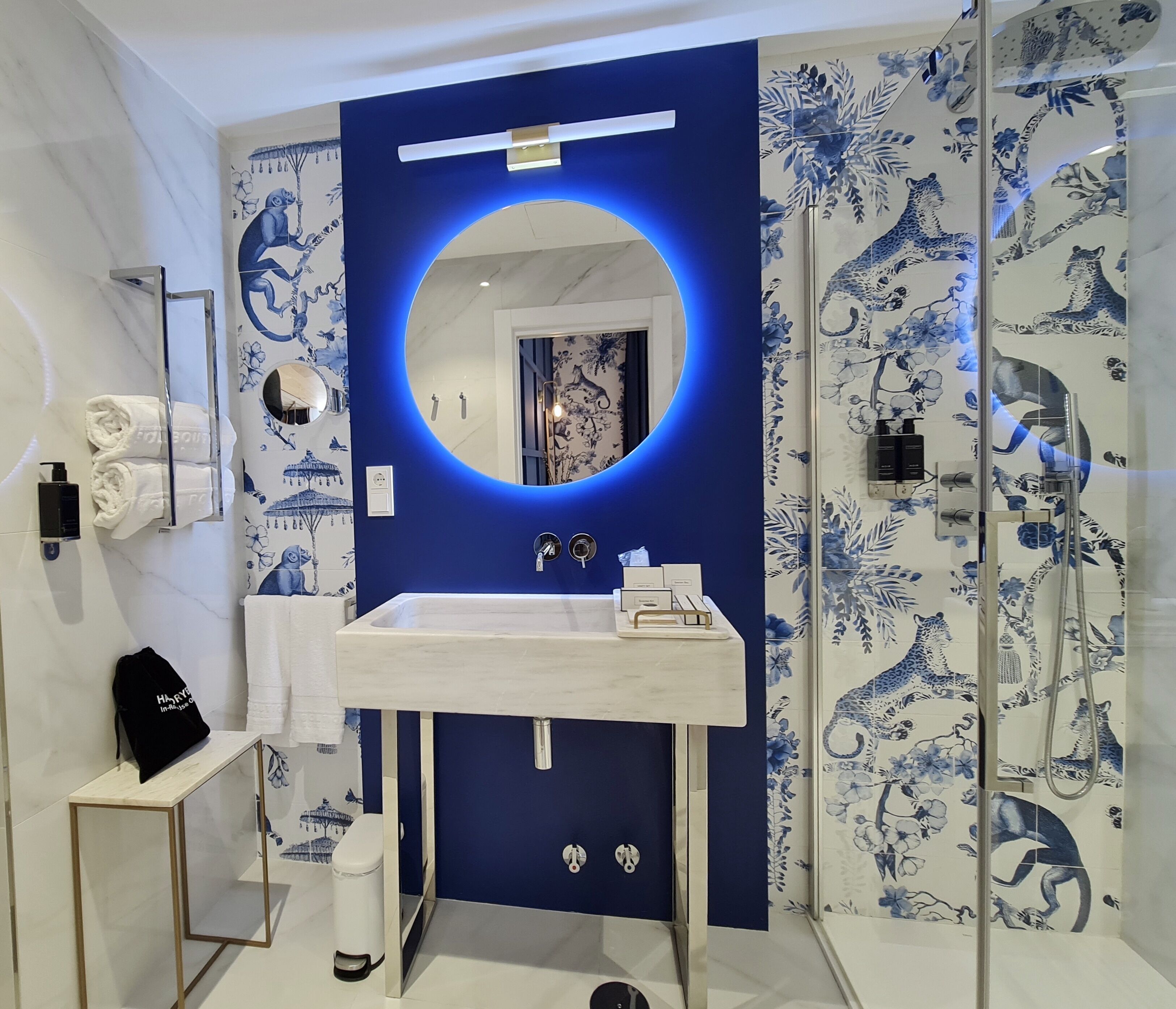 premium double room | bathroom | shower, hair dryer, bidet, towels