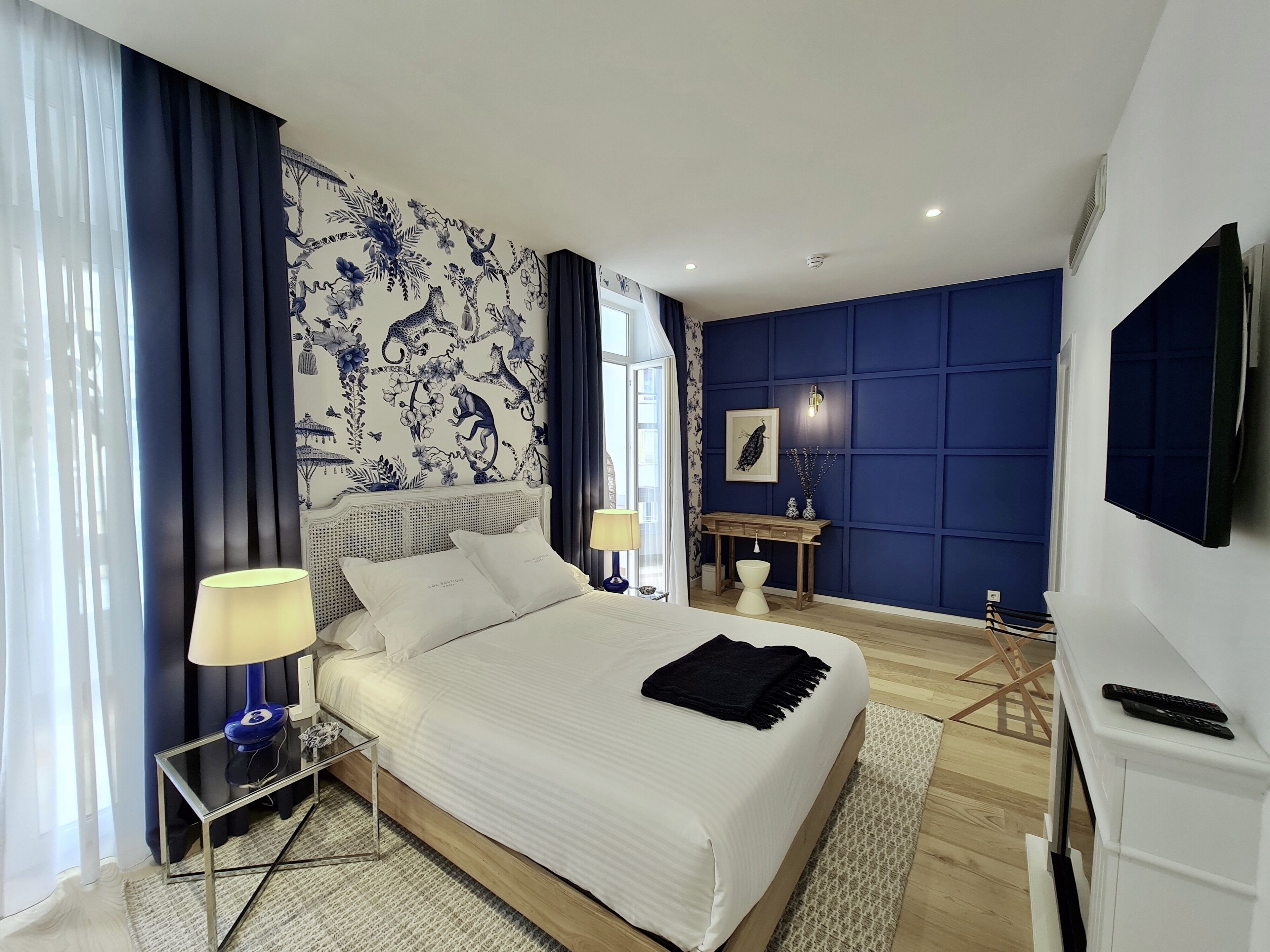 premium double room | premium bedding, individually decorated, individually furnished, desk