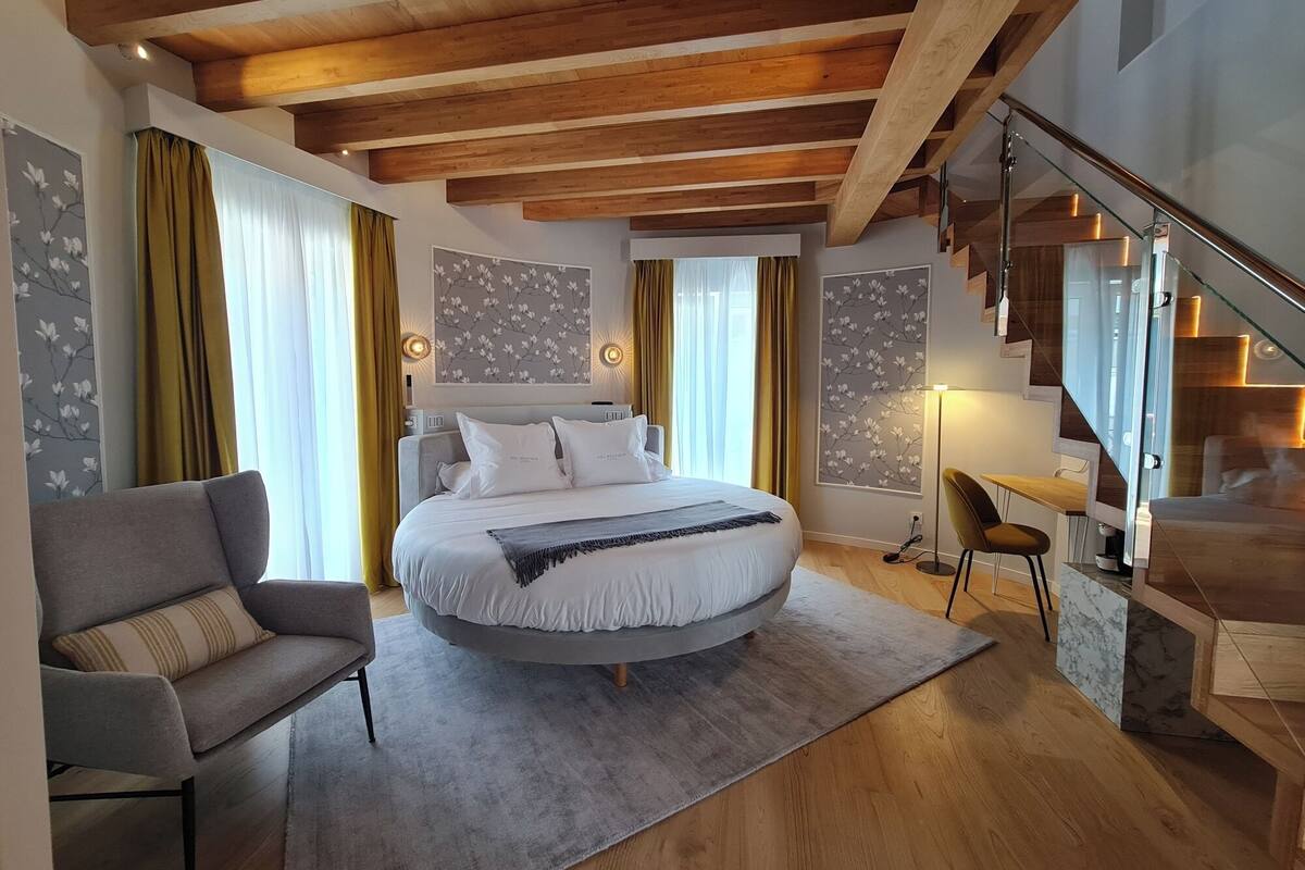 Premium bedding, individually decorated, individually furnished, desk