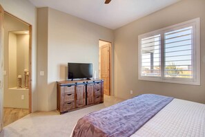 4 bedrooms, desk, iron/ironing board, internet - Private Pool! Oasis-Like Group Getaway in Phoenix (Phoenix)