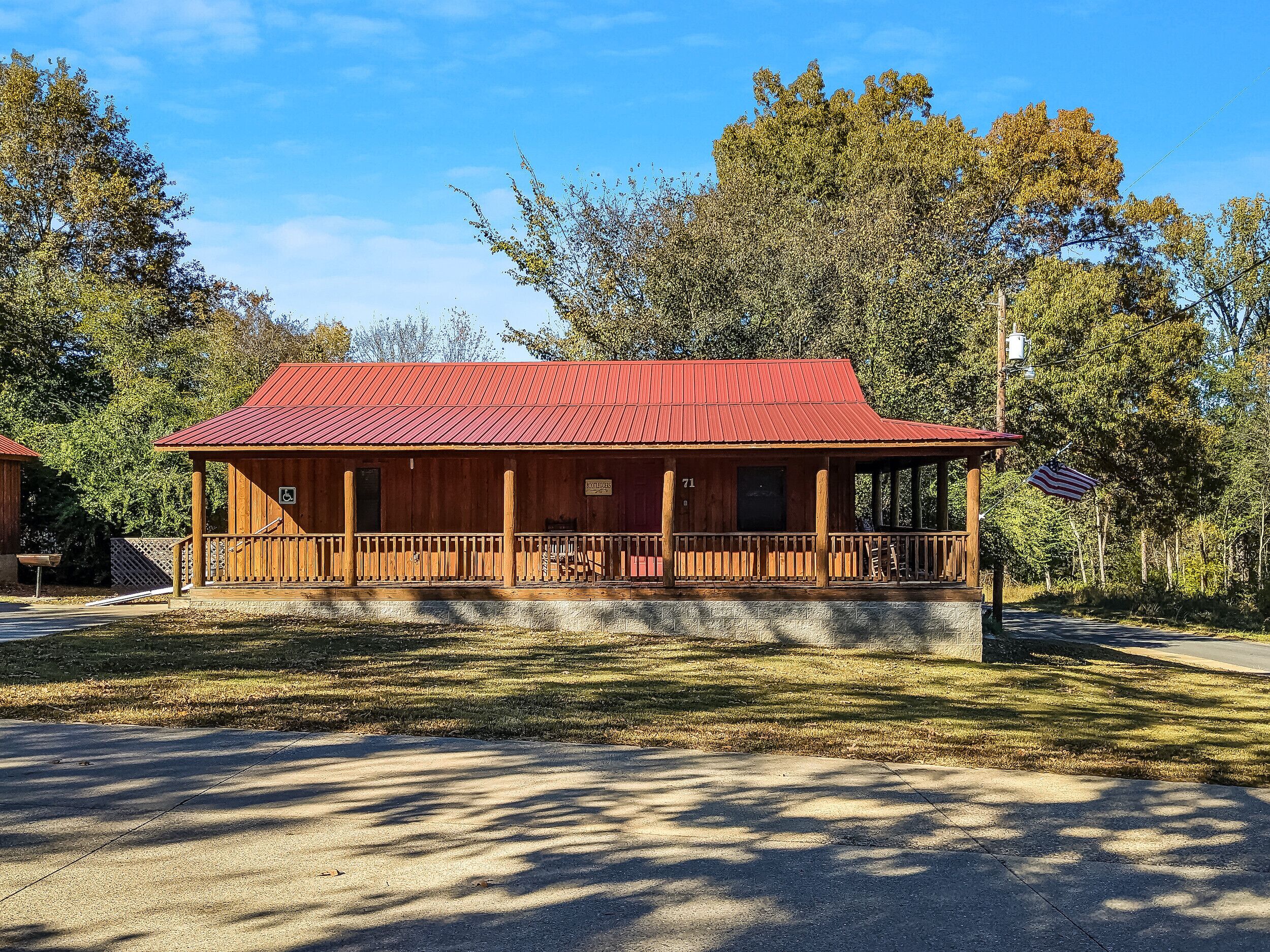 Pinewood Bootlegger Cabin ~ walking distance to historic square