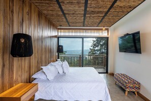 Minibar, caja de seguridad en la habitación, wifi gratis y ropa de cama 