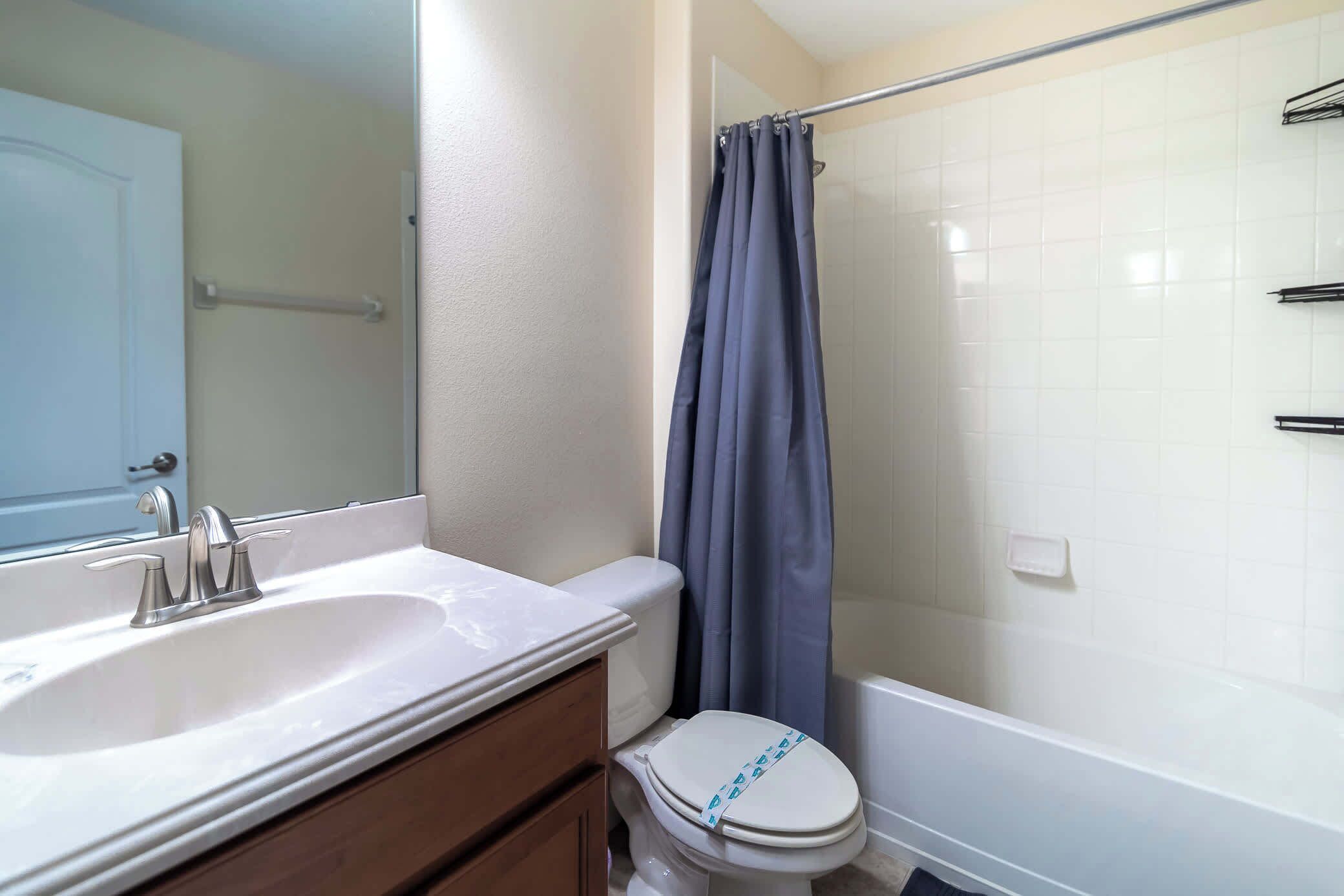 Un baño con lavamanos blanco, inodoro y bañera.