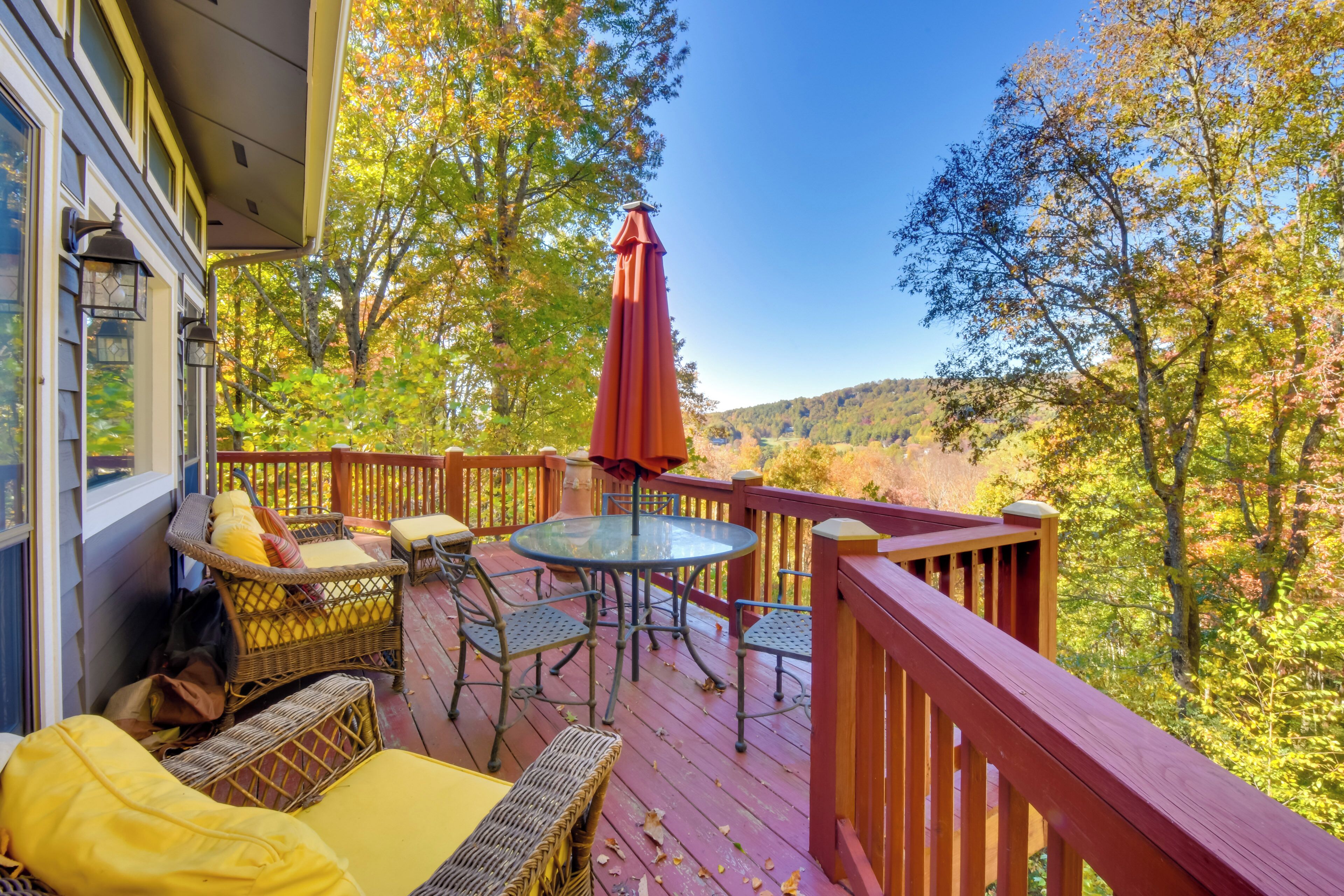 Tree-Top Cabin w/ Game Room & Mountain Views!