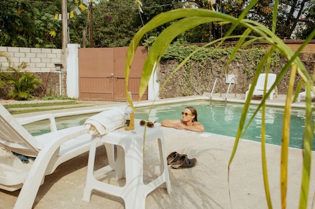 Una piscina al aire libre