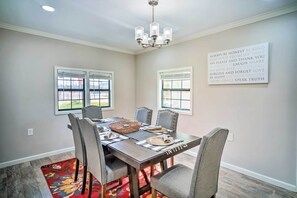 Dining - 'Blue Cottage in the Bayou' w/ Private Yard! (Baton Rouge)