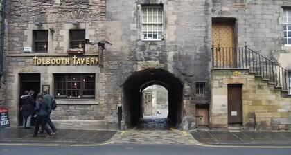 Next to the Palace and Royal Mile with parking