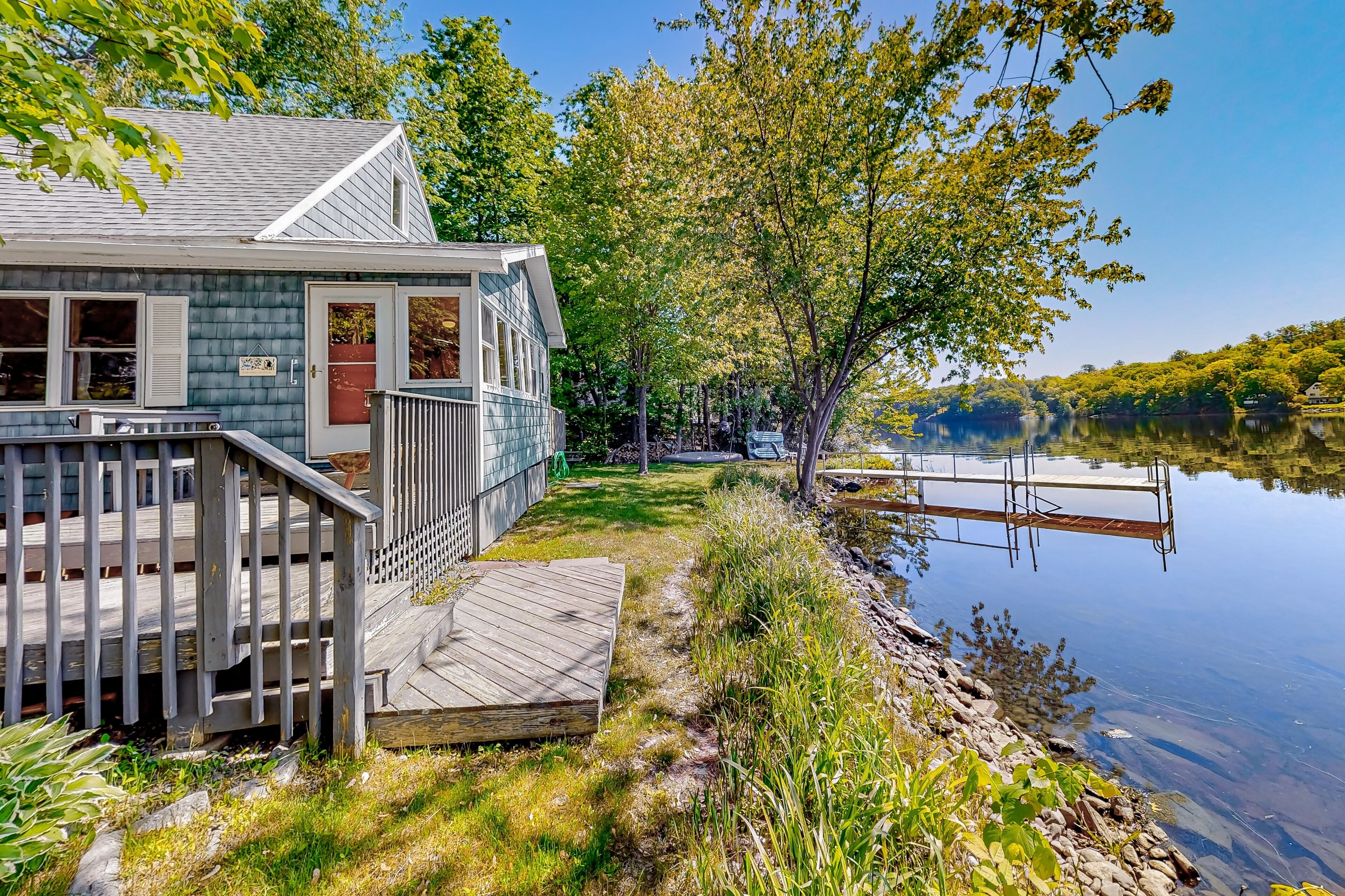 Dog-friendly pond-front cottage with deck, grill, firepit, water view, fast WiFi