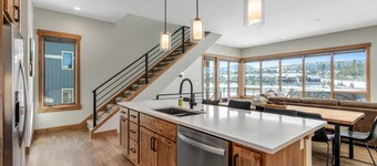 3-story townhouse with private hot tub, game room, fireplace, and mountain views