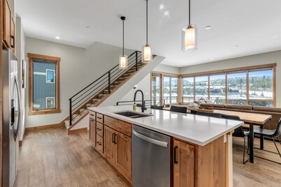 3-story townhouse with private hot tub, game room, fireplace, and mountain views