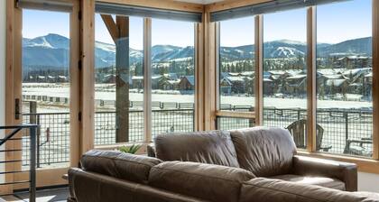 3-story townhouse with private hot tub, game room, fireplace, and mountain views