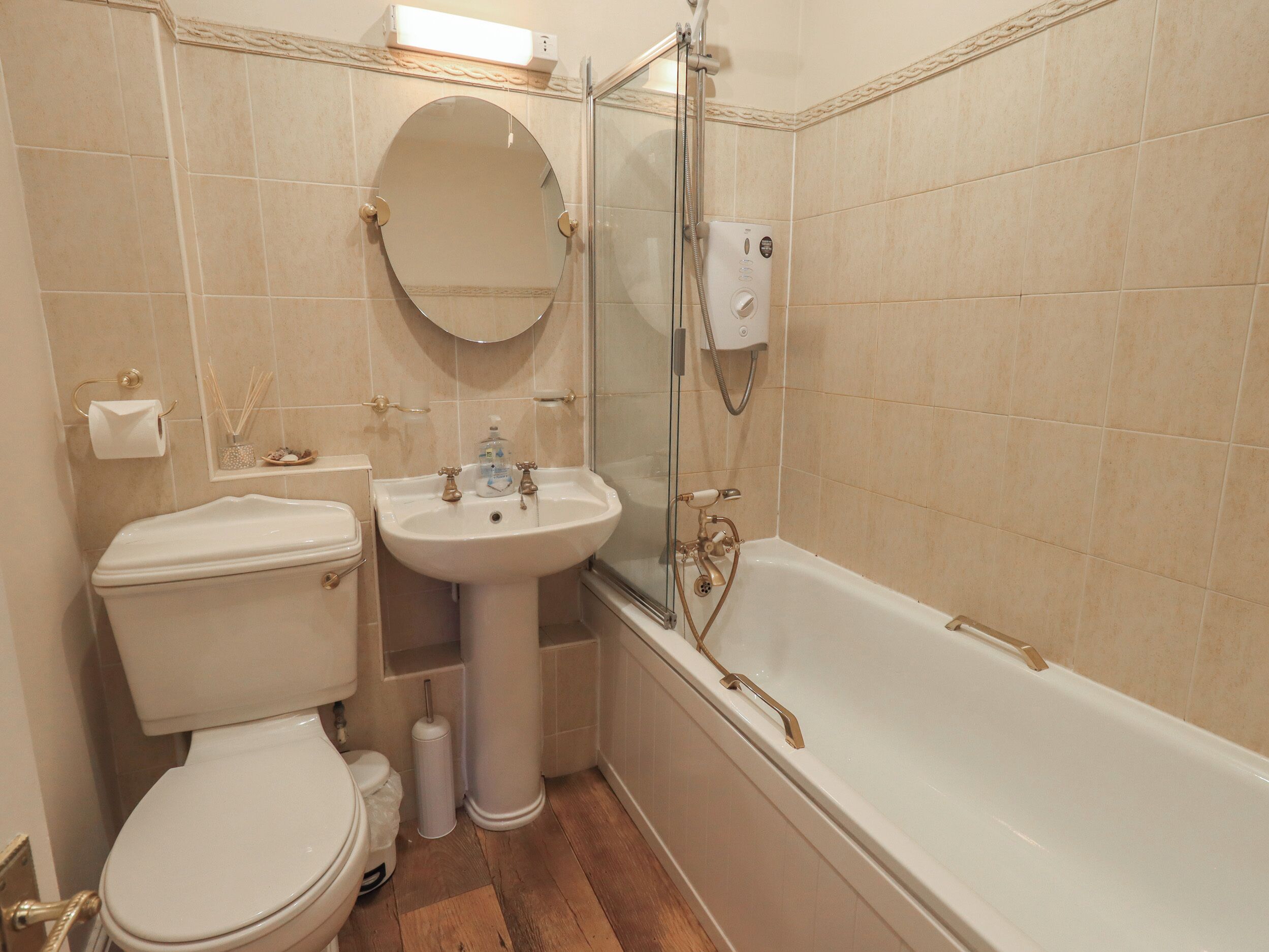 Une salle de bain avec des toilettes, un lavabo et une baignoire.