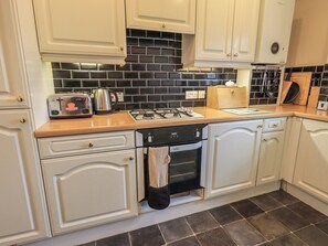 Cottage | Private kitchen | Fridge, electric kettle, toaster, cookware/dishes/utensils