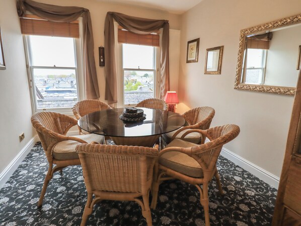 Cottage | Dining