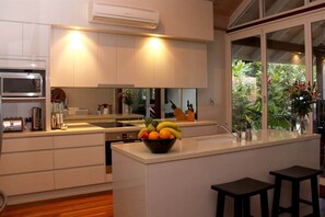 Geladeira, micro-ondas, fogão, cooktop