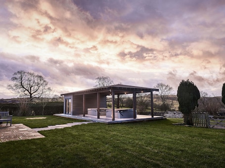 Cottage | Property grounds. Hillcrest House