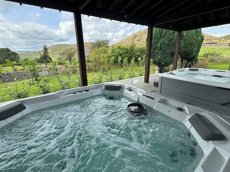 Cottage | Outdoor spa tub