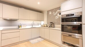 Private kitchen - Inviting 3-bed Apartment (London)