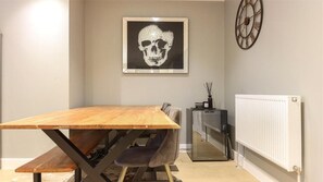 Dining - Inviting 3-bed Apartment (London)