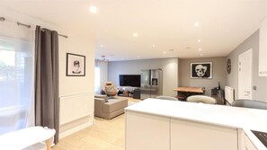 Living area - Inviting 3-bed Apartment (London)