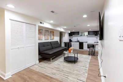 Cozy 2 bedroom at the heart of DC FREE Parking