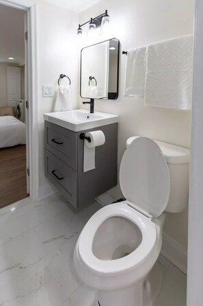 Secadora de cabello, toallas, jabón, papel de baño 