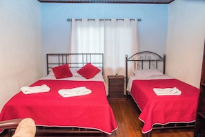 Departamento básico | Muebles diferentes y espacio para trabajar con laptop 