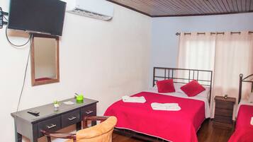 Leilighet – basic | Individuelt innredet, skrivebord for bærbar PC og blendingsgardiner