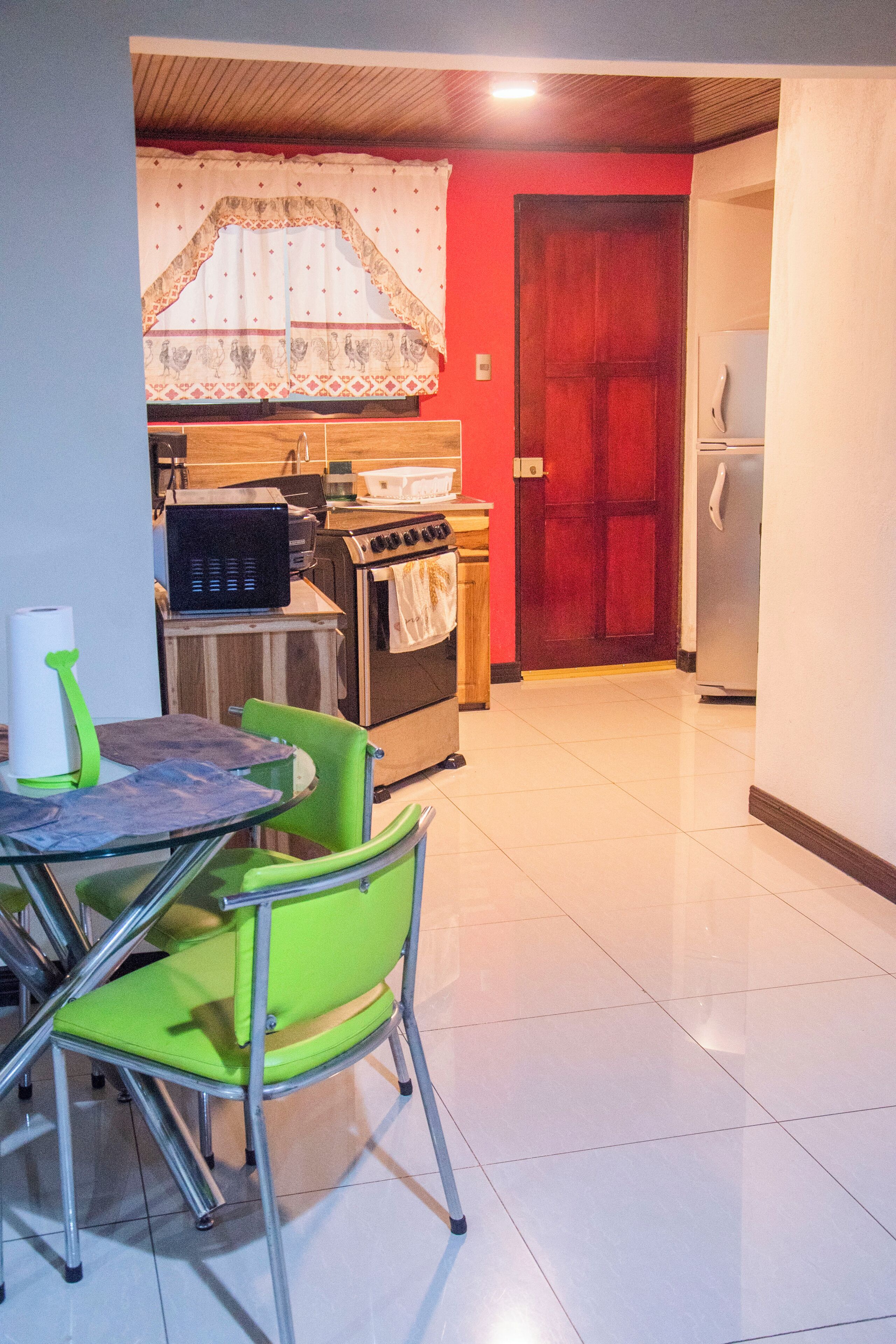 Departamento básico | Cocina privada | Microondas, cafetera y tetera, arrocera y plancha de cocina 