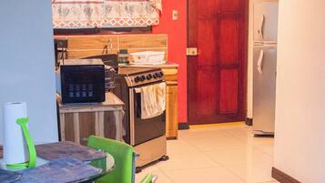 Departamento básico | Cocina privada | Microondas, cafetera y tetera, arrocera y plancha de cocina