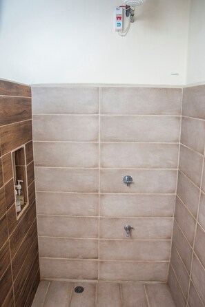 Basic-Apartment | Badezimmer | Kostenlose Toilettenartikel, Haartrockner, Handtücher, Seife