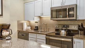 Full-size fridge, microwave, oven, stovetop