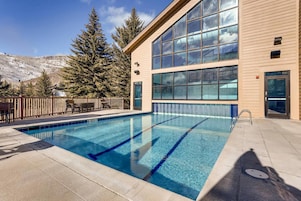 Una piscina techada, una piscina al aire libre