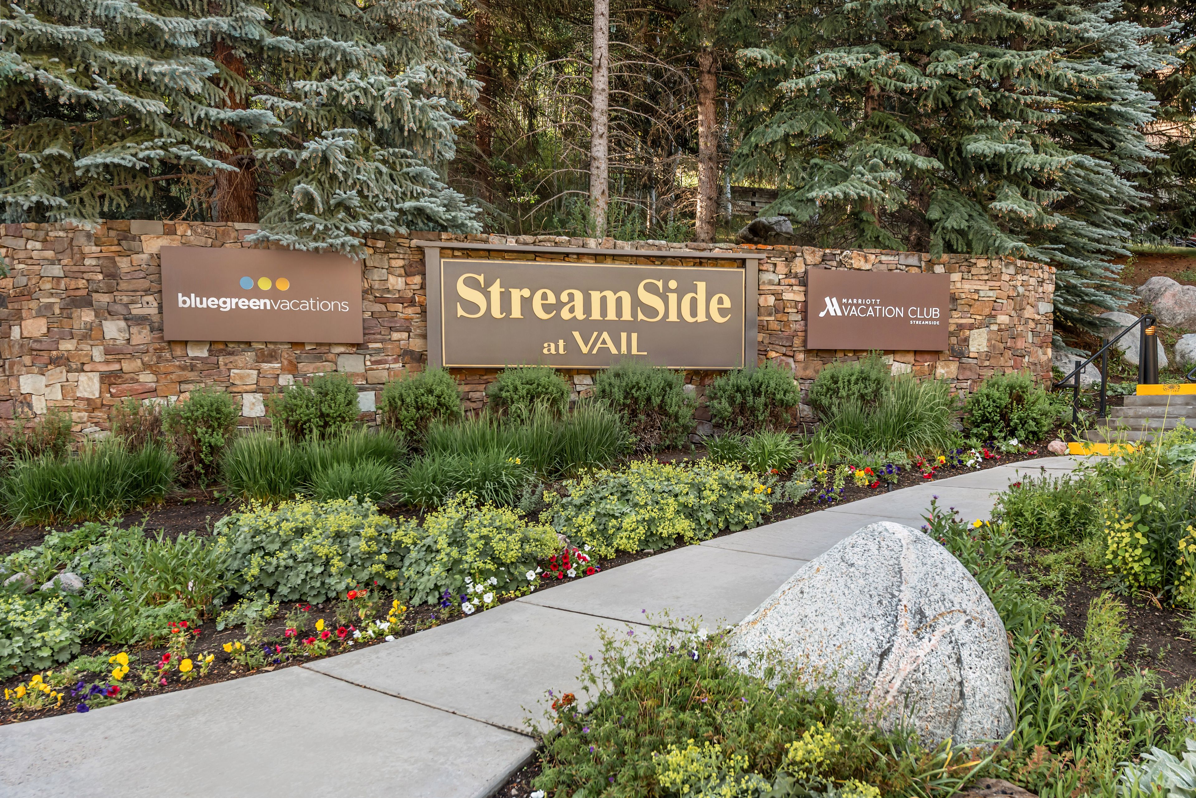 Mur de pedra amb indicadors per Bluegreen Vacations i Marriott Vacation Club Streamside a VAIL.