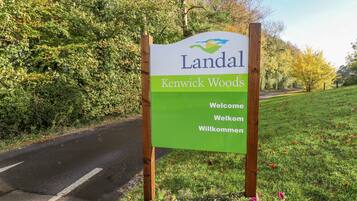 Señal de bienvenida a Kenwick Woods en Lendal.