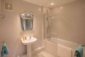 Casa de campo, 1 cama King size | Baño | Tina con regadera, tina profunda, secadora de cabello, toallas 