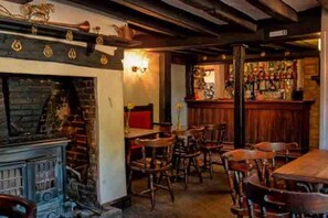 Cottage, 1 King Bed | Bar (on property) - Cottage in Area of Outstanding Natural Beauty (Didcot)