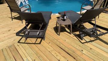 Utendørsbasseng og et oppvarmet basseng