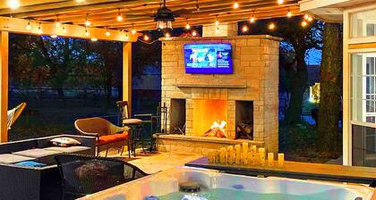 Swimming Pool, Hot Tub, Sauna, Pickleball, Game Room, Poker Room, BBQ, Longhorns